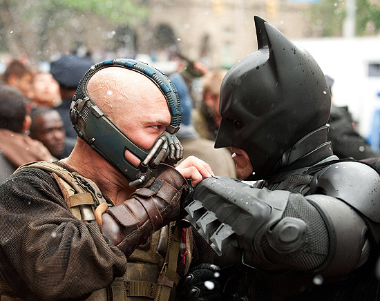 Bane (Tom Hardy) e Batman (Christian Bale) em cena do novo filme 