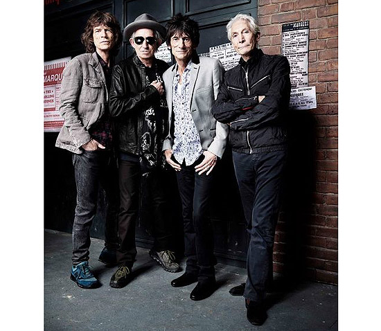 Os Rolling Stones posam em frente ao local onde banda se apresentou pela primeira vez