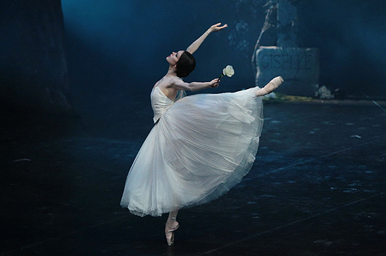 Cena da apresentao de "Giselle" pelo Ballet do Teatro Scala de Milo 