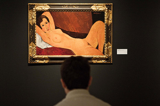 Homem observa a obra "Grande Figura Nua Deitada", de Modigliani