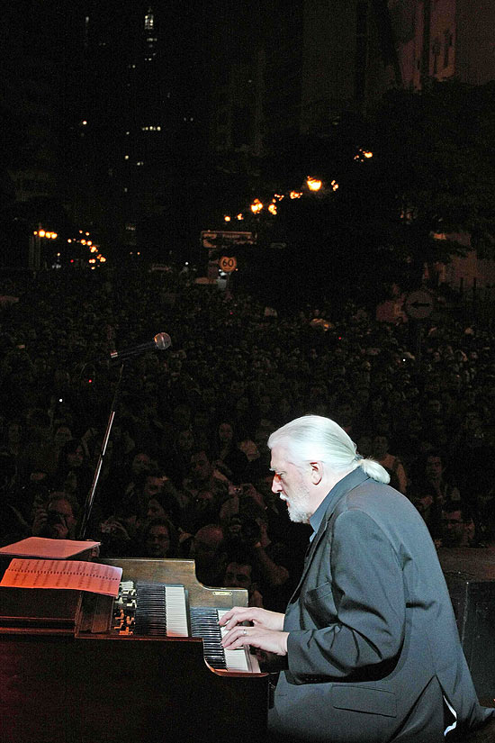 Jon Lord toca com a Orquetra Sinfônica Municipal na abertura da Virada Cultural de 2009, em São Paulo
