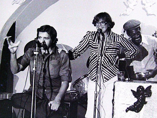 Plínio Marcos em show com a cantora Maria Medalha e Toninho Batuqueiro