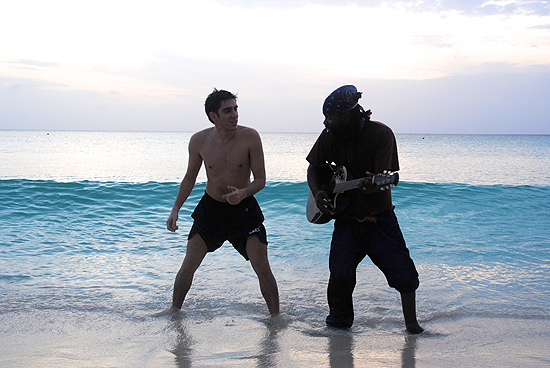 Marcelo Adnet se diverte com msico jamaicano em gravao do 'Adnet Viaja', da MTV