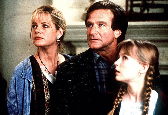 Bonnie Hunt [à esquerda], Robin Williams e Kirsten Dunst em cena do filme "Jumanji"
