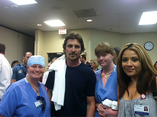 Christian Bale visitou vítimas do tiroteio no cinema