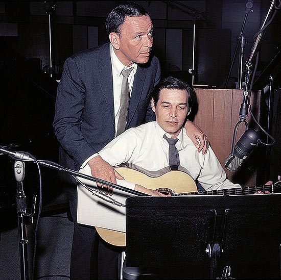 Tom Jobim (com violo) e Frank Sinatra, em cena que est em "A Msica Segundo Tom Jobim"