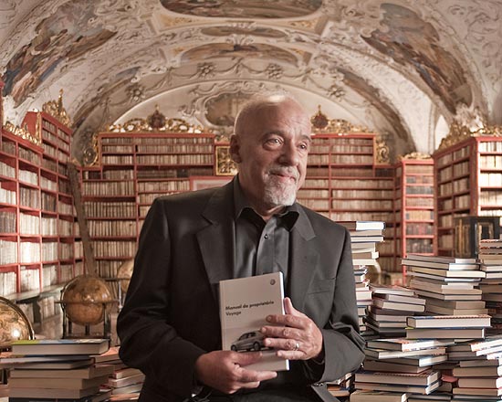 Paulo Coelho em biblioteca em Praga em 2009
