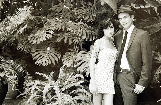 O casal Amy Winehouse e Blake Fielder-Civil posa para foto, em julho de 2009