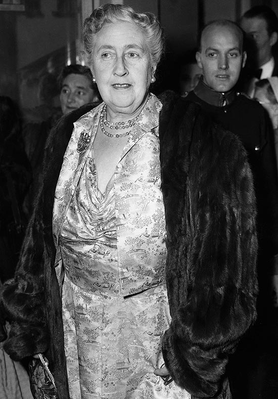 A escritora britânica Agatha Christie em foto de 15 de dezembro de 1954