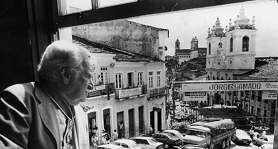 Jorge Amado observa o Pelourinho, em Salvador