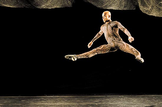 Dana: apresentao da coreografia de Rodrigo Pederneiras de "Sem Mim", do Grupo Corpo