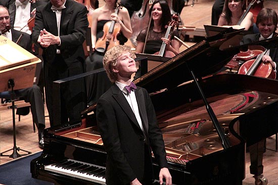 O pianista canadense Jan Lisiecki, 17, em apresentao com a Osesp