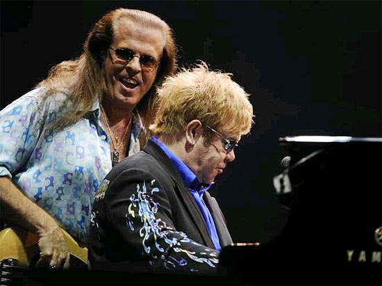 O baixista da banda de Elton John, Bob Birch, morreu nesta quarta-feira aos 56 anos