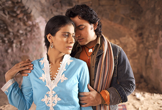 Aamir Khan abraa Kajol em cena de "Fanaa"