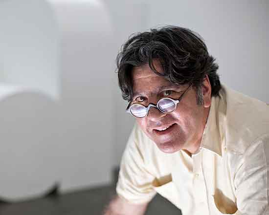 O curador venezuelano Luis-Prez Oramas no pavilho da Bienal