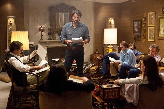 Ben Affleck (em p) em cena do longa "Argo", que despontou como um dos favoritos  prxima edio do Oscar