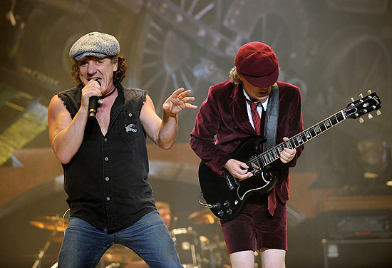 Brian Johnson e Angus Young, do AC/DC, em show da turn Black Ice no Madison Square, em Nova York