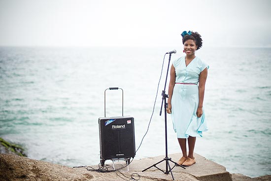 A cantora inglesa Rachel Jesuton Amosu, 27, no Arpoador, na zona sul do Rio de Janeiro