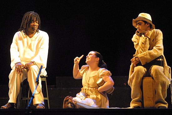 Milton Nascimento (à esq.) em cena do musical "Ser Minas Tão Gerais", que pode ser visto no teatro Alfa