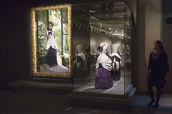 Quadro de Albert Bartholome em exposio com vestidos no Museu d'Orsay