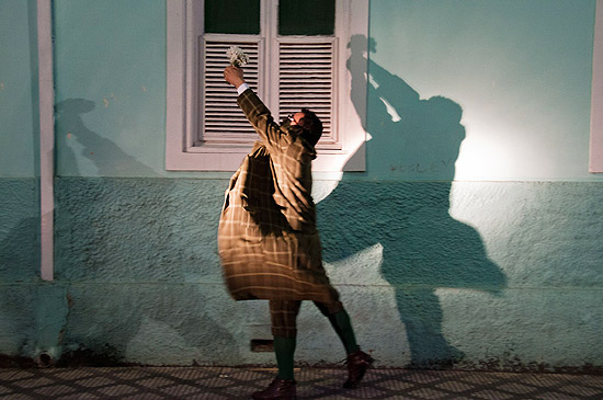 Ator Paulo Gircys em cena do espetáculo "Ulisses Molly Bloom", em cartaz na Casa das Rosas