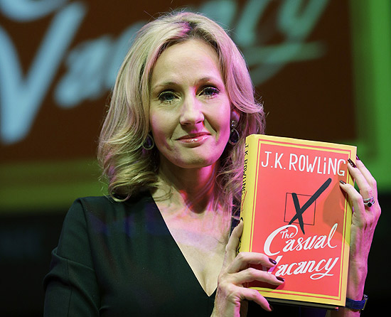 J.K. Rowling com seu livro "The Casual Vacancy"