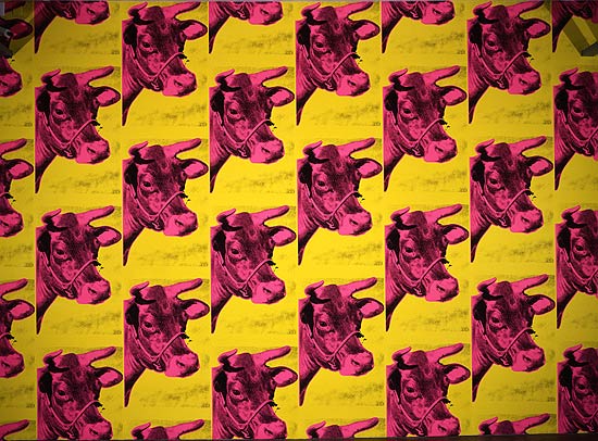 A obra "Cow Wallpaper", exposta na mostra "Observando Warhol: Sessenta Artistas, Cinquenta Obras", em Nova York