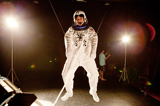 Paulo Tiefenthaler vestido de astronauta no "Larica Total"