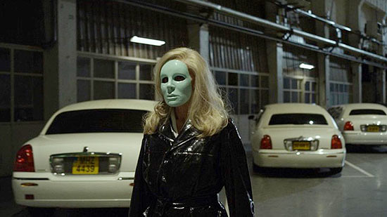 A atriz Kylie Minogue em cena de "Holy Motors", do diretor francês Leos Carax