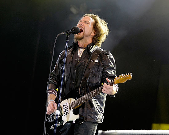 O cantor Eddie Vedder durante show da banda Pearl Jam em So Paulo
