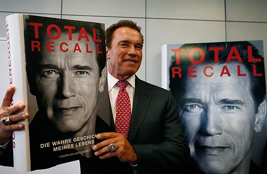 O ator e ex-governador da Califrnia, Arnold Schwarzenegger, apresenta seu livro na feira do livro de Frankfurt