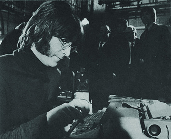John Lennon utiliza uma máquina de escrever nos anos 1960