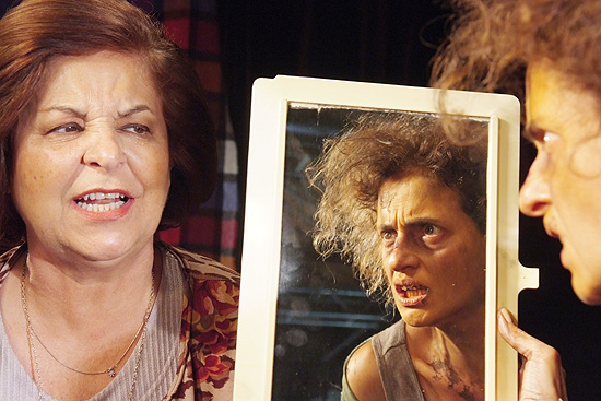 As atrizes Claudia Mello ( esq.) e Denise Fraga contracenam na pea "Chorinho"