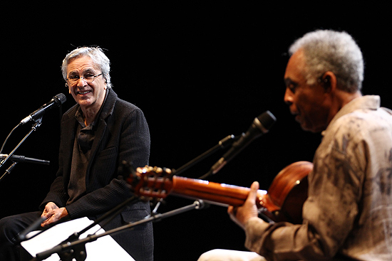 Caetano Veloso e Gilberto Gil no show "Navegar  Preciso", em Braslia