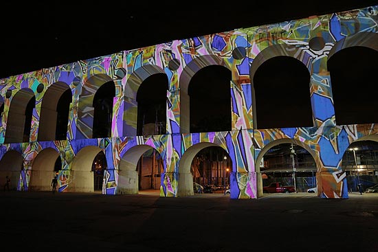 Projeo do artista Brian Eno nos Arcos da Lapa, no Rio