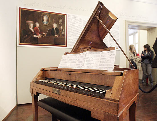 ORG XMIT: HPR01 Wolfgang Amadeus Mozart's original Anton-Walter-piano is pictured at Mozart's former apartment in central Vienna October 25, 2012. The piano on which Mozart wrote all of his late concertos returned home to Vienna on Thursday for the first time since the composer's death in 1791. The fortepiano that Mozart played almost daily for nine years will stand in his former Vienna home, now a museum, for two weeks, culminating in a concert of Mozart works. REUTERS/Herwig Prammer (AUSTRIA - Tags: ENTERTAINMENT)