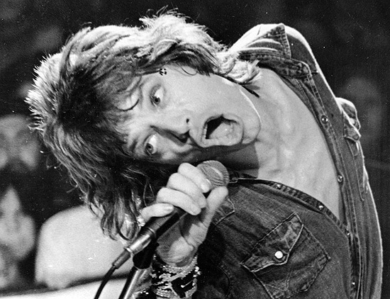 Mick Jagger em show dos Stones nos anos 1970