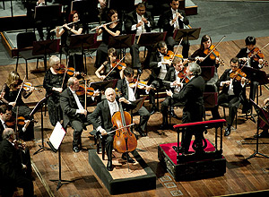 Músicos durante o concerto da Orquestra Filarmônica de Minas Gerais no Teatro Colón, em Buenos Aires