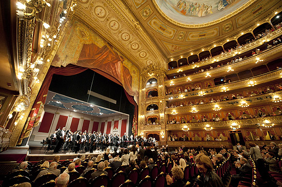Primeiro concerto da turn internacional da Orquestra Filarmonica de Minas Gerais no Teatro Coln, em Buenos Aires