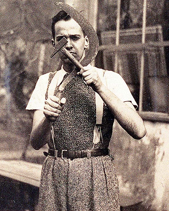 Paulo Emilio, com foice e martelo, em 1935, ano em que fundou a revista 'Movimento'