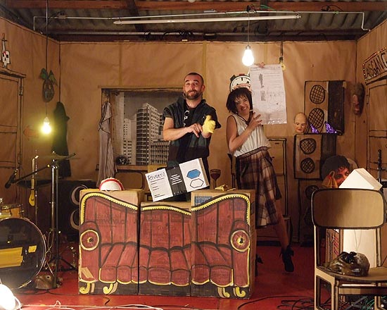 Ieltxu Martinez Ortueta e Mariana Senne em cena da peça "Madame B - Fita Demo", dirigida por Cibele Forjaz