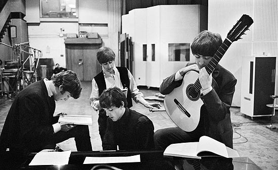 Foto da publicao mostra Beatles em sesso nos estdios de Abbey Road, em 1964