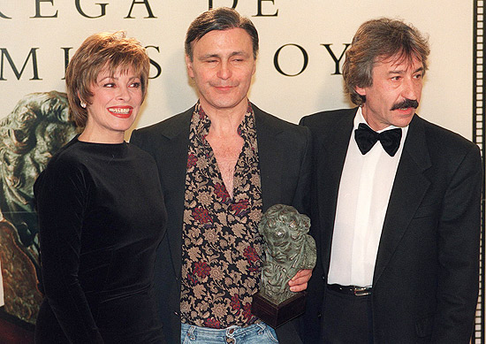 O cineasta e cantor Leonardo Favio (centro) com os atores Mara Luisa San Jos e Jos Sacristn em 1994