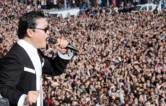 O rapper coreano Psy canta &quot;Gangnam Style&quot; em Paris