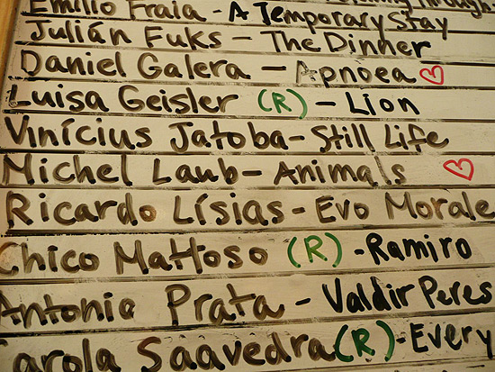 Detalhe de quadro com os nomes dos autores da verso brasileira da revista "Granta"