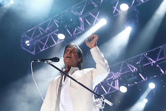 O cantor Roberto Carlos em apresentao no ginsio do Ibirapuera