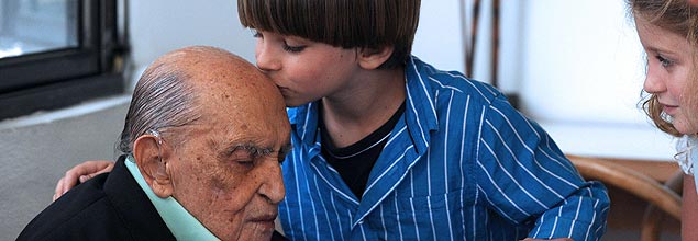 Niemeyer recebe um beijo de seu trineto Ivan em seu aniversário de 104 anos