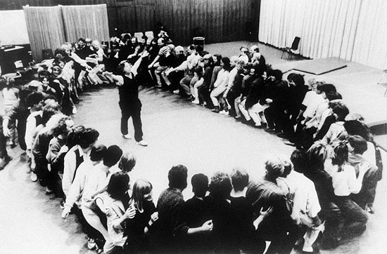 Augusto Boal em aula sobre o Teatro do Oprimido em SP, em 1979
