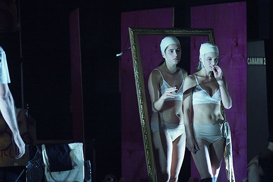 Isa Bela Alzira (esq) e Carolina Mânica em cena da peça "Credores", com direção de Nelson Baskerville