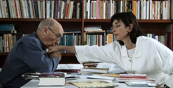 O escritor portugus Jos Saramago beija a mo da mulher, Pilar Del Ro, em cena do documentrio &quot;Jos &amp; Pilar&quot;